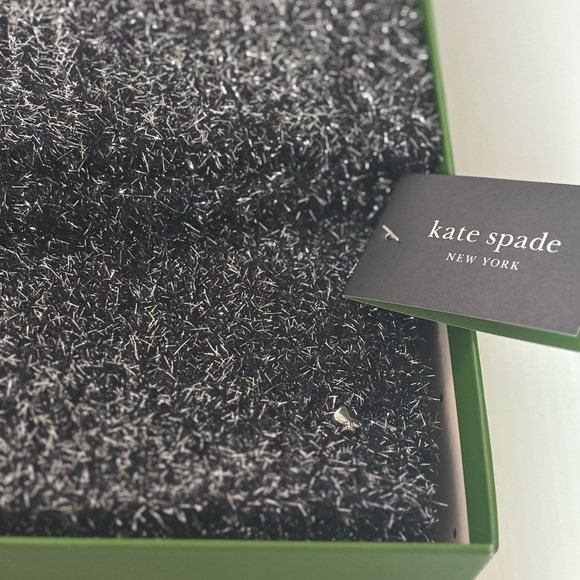 KATE SPADE METALLIC BEANIE & SCARF BOXED GIFT SET IN GUNMETAL - Picture 5 of 7